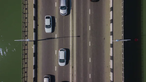 Drones Eye View - Vista aérea do engarrafamento urbano na ponte — Fotografia de Stock