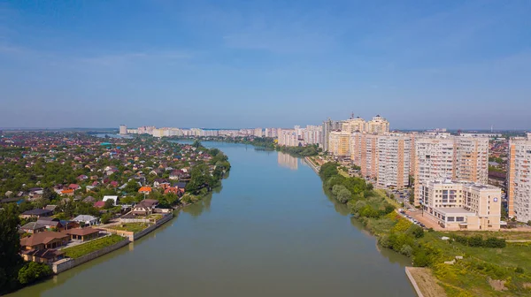 Krasnodar, Rusko-květen 2019. Vzdušné město shora. Pohled na DRONY — Stock fotografie