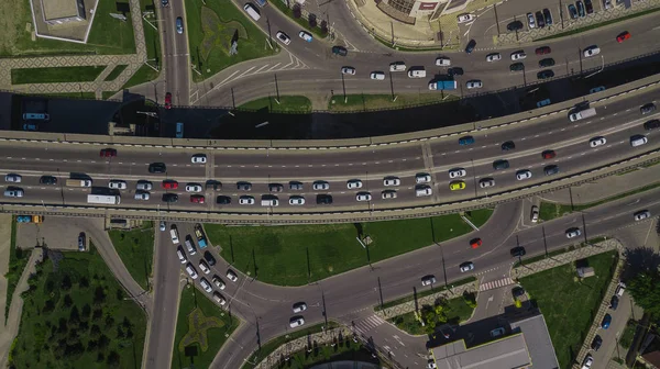 Drones Eye View - Köprüde kentsel trafik sıkışıklığı havadan yukarıdan aşağıya görünümü — Stok fotoğraf