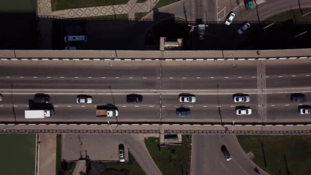 Drohnen aus der Vogelperspektive - 4k Auto Luftaufnahme des städtischen Staus auf einer Autobrücke. — Stockvideo