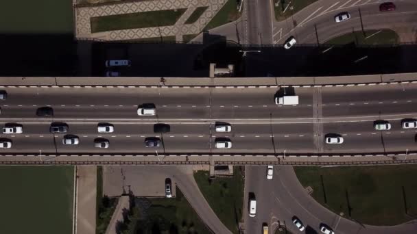 Widok z lotu ptaka Drones-4K dróg lotniczych widok miejskiego korka na moście samochodowym. — Wideo stockowe