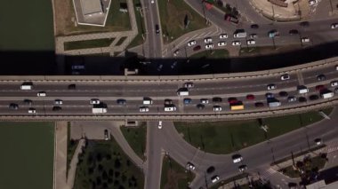 Drones Eye View - bir araba köprüsü üzerinde kentsel trafik sıkışıklığı görünümü üzerinde 4k şehir yolu.
