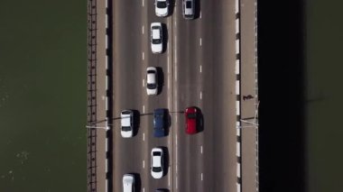 Drones Eye View - 4k Köprüde otomobilin yukarıdan aşağıya görünümü