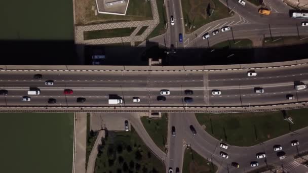 Drones Eye View - 4K vista de pájaro del coche del atasco de tráfico urbano en un puente de coche . — Vídeos de Stock