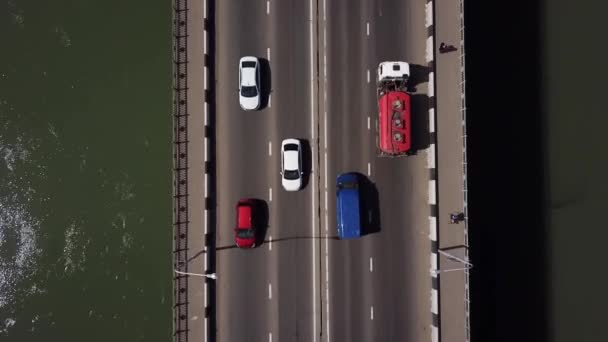 ドローンアイビュー - 車の橋の上の4kトップビュー道路交通渋滞. — ストック動画