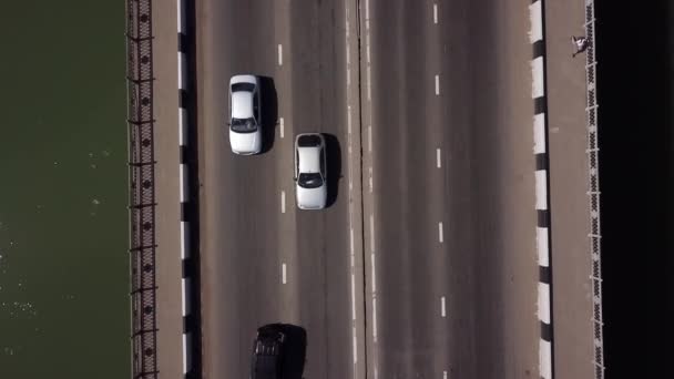 Drones Eye View-4K Road City-vy över stadstrafik stopp på en bilbro. — Stockvideo
