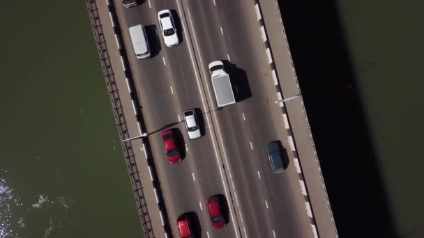 Drones Eye View-4K väg under en bro stadstrafik Jam — Stockvideo