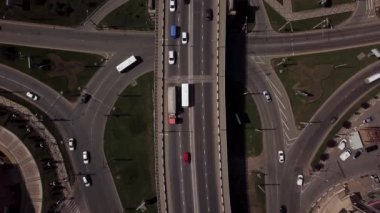 Drones Eye View - 4k Bir araba köprüsü üzerinde kentsel trafik sıkışıklığı görünümü aşağı 4k Havadan.