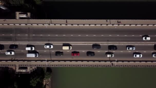 Vista occhi droni - 4K vista aerea dall'alto verso il basso del traffico che attraversa un ponte moderno — Video Stock