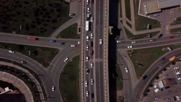 Drones Eye View - Vue aérienne 4K du haut vers le bas de la circulation sur un pont moderne 