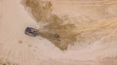 Costruction sitesi için, kazıcı çalışma yukarıdan aşağıya görünümü.