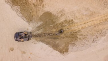 Şantiyede ekskavatörün yukarıdan aşağıya görünümü