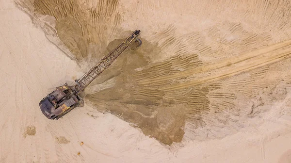 Vue du haut vers le bas de la mine à ciel ouvert, industrie extractive pour le sol et le sable — Photo