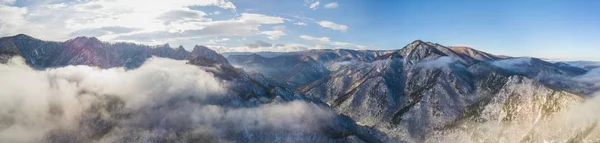 Grande vista panorâmica da paisagem aérea da montanha maciça nevada sob a luz solar. Cena pitoresca e linda . — Fotografia de Stock