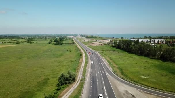 고속도로 교통 도로를 따라 비행 — 비디오