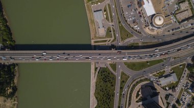 Köprüde kentsel trafik sıkışıklığı yukarıdan Drones Göz Görünümü