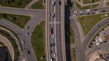 Köprüde kentsel trafik sıkışıklığı yukarıdan Drones Göz Görünümü