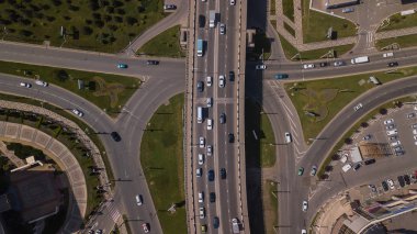 Araba köprüsüüzerinde kentsel şehir trafik sıkışıklığı yukarıdan aşağıya görünümü