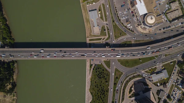 Köprüde kentsel trafik sıkışıklığı yukarıdan Drones Göz Görünümü — Stok fotoğraf