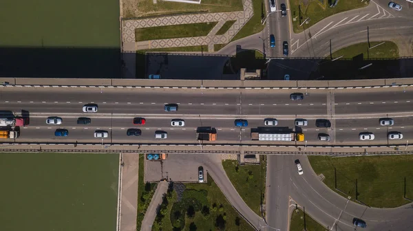 Drones oko widok miejskiego korka na mostku — Zdjęcie stockowe