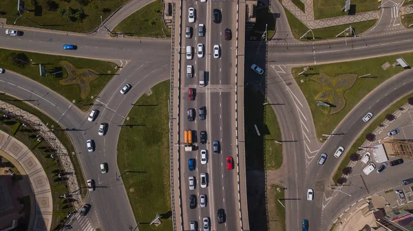 교량의 도시 교통 체증의 드론 눈보기 — 스톡 사진