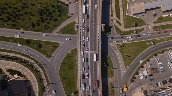 Drones Vista del ojo desde arriba del atasco de tráfico urbano en el puente — Foto de Stock