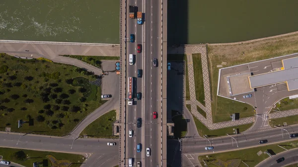 橋上の都市交通渋滞のドローンアイビュー — ストック写真