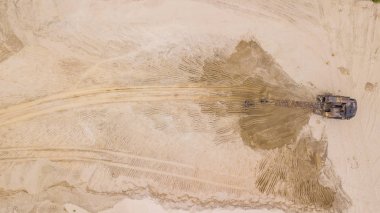 Ekskavatör görünümü aşağı tod kum döker. Şantiyede.