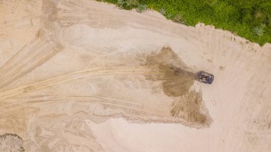 Ekskavatör görünümü aşağı tod kum döker. Şantiyede.
