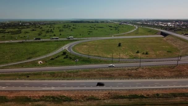4k статический вид с воздуха на перекрестке современных дорог на сельском ландшафте — стоковое видео