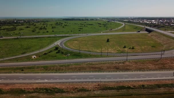 Вид с воздуха на перекрёсток современной автодороги на сельском ландшафте — стоковое видео