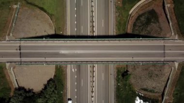 Otoyol kavşak araba köprüsü ve hareketli araba yukarıdan aşağıya görünümü