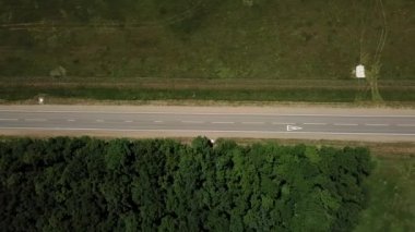 Kırsal yol üzerinde sinek yukarıdan aşağıya görünümü