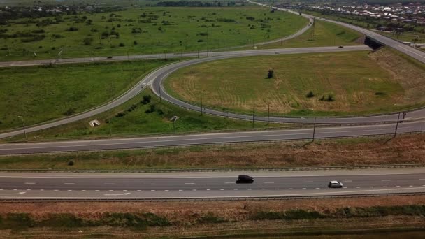시골 풍경에 현대 고속도로 도로 교차로의 공중 보기 — 비디오