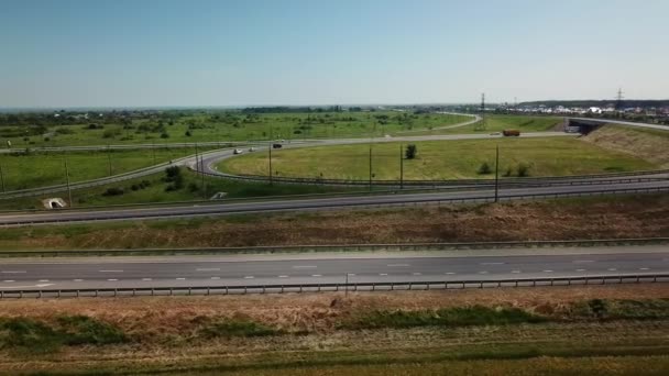 Voando ao longo da intersecção rodovia moderna na paisagem rural — Vídeo de Stock