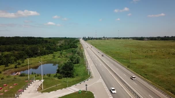 Vrachtwagens en auto's op een nieuwe landelijke snelweg — Stockvideo