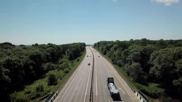 Luchtfoto van een snelweg die door het platteland loopt — Stockvideo
