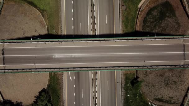 Arriba hacia abajo zoom hacia fuera vista de la carretera intersección puente de coches y coches en movimiento — Vídeo de stock