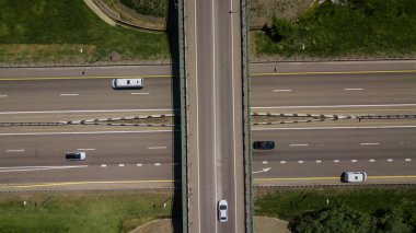Otoyol kavşak araba köprüsü ve hareketli araba yukarıdan aşağıya görünümü