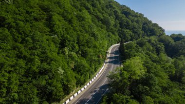 Güney Rusya dağlarında kavisli asfalt karayolu yolu