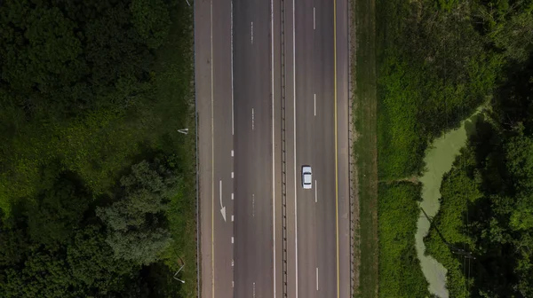 Von oben nach unten von der Autobahn, weiße Pfeilschilder mit Richtungsangabe — Stockfoto