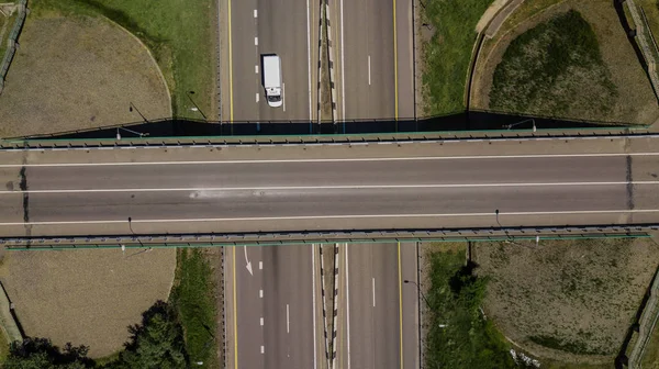 Vue de dessus du pont de voiture d'intersection d'autoroute et des voitures mobiles — Photo