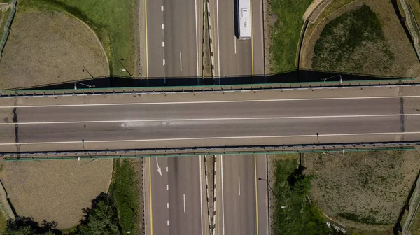 Vue du haut vers le bas du pont de voiture d'intersection d'autoroute et des voitures mobiles — Photo