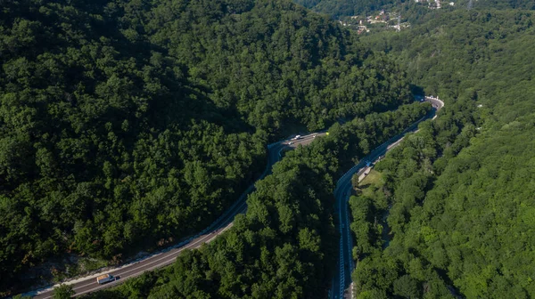 Strada statale curva nelle montagne della Russia meridionale — Foto Stock