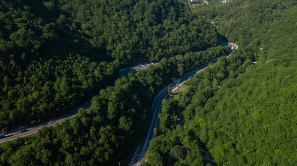 Kronkelende asfalt Highway Road in bergen van Zuid-Rusland — Stockfoto