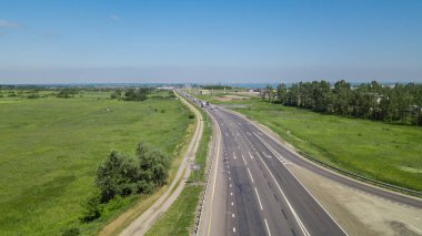 Araba ve kamyon ile karayolu trafik yolu altında uçan havadan