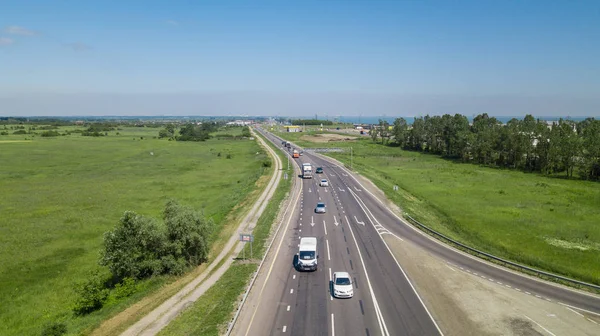 Voo aéreo sob estrada de tráfego rodoviário com carros e caminhões — Fotografia de Stock