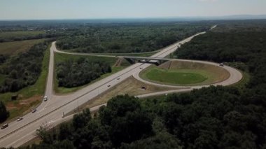 Ağaçlarile kırsal yonca lı yol kavşağı havadan görünümü