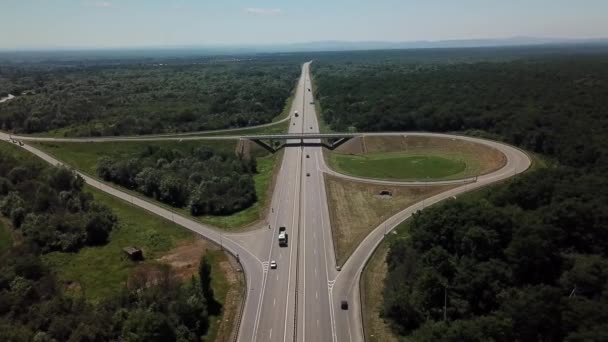 Vue aérienne de l'échangeur de trèfle de l'autoroute vue d'en haut . — Video