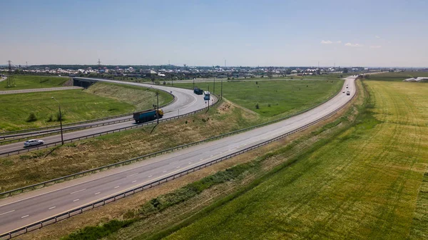 시골 풍경에 현대 고속도로 도로 교차로의 공중 보기 — 스톡 사진
